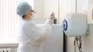 Мурашко: вскоре в России начнется вакцинация несовершеннолетних