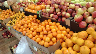 Хитрые продавцы выбирают мандарины себе домой лишь так: запоминайте 3 приема