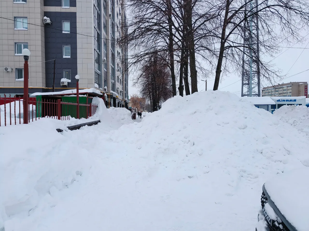 Почистили парковку, а снег вывалили на пешеходную дорожку