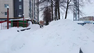 Почистили парковку, а снег вывалили на пешеходную дорожку