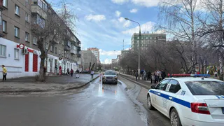 В Магнитогорске самокатчик пересекал зебру не спешившись и попал под машину