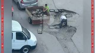 На Касимовском шоссе засняли заделывающих ямы на дороге жителей Рязани