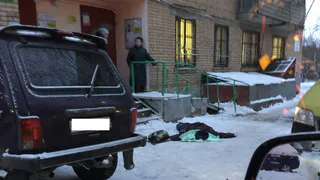 Появилось видео с места происшествия на Вокзальной: по словам очевидцев, мужчина упал с лестницы