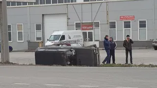 Все живы: на Южной окружной перевернулась Нива