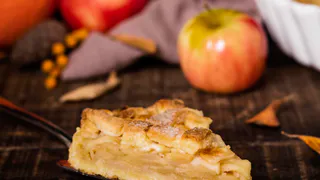 Замешиваем за 5 минут и получаем ароматный яблочный пирог: съедят до того, как остынет — прекраснее шарлотки