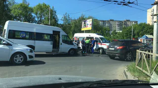 На улице Новоселов произошло ДТП с участием маршрутки