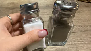 Умные хозяйки всегда сыплют соль у порога: сделала также по совету соседки - сразу решила многолетнюю проблему 