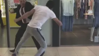 Видео. В ТРЦ "М5 Молл" охранник подрался с посетителем