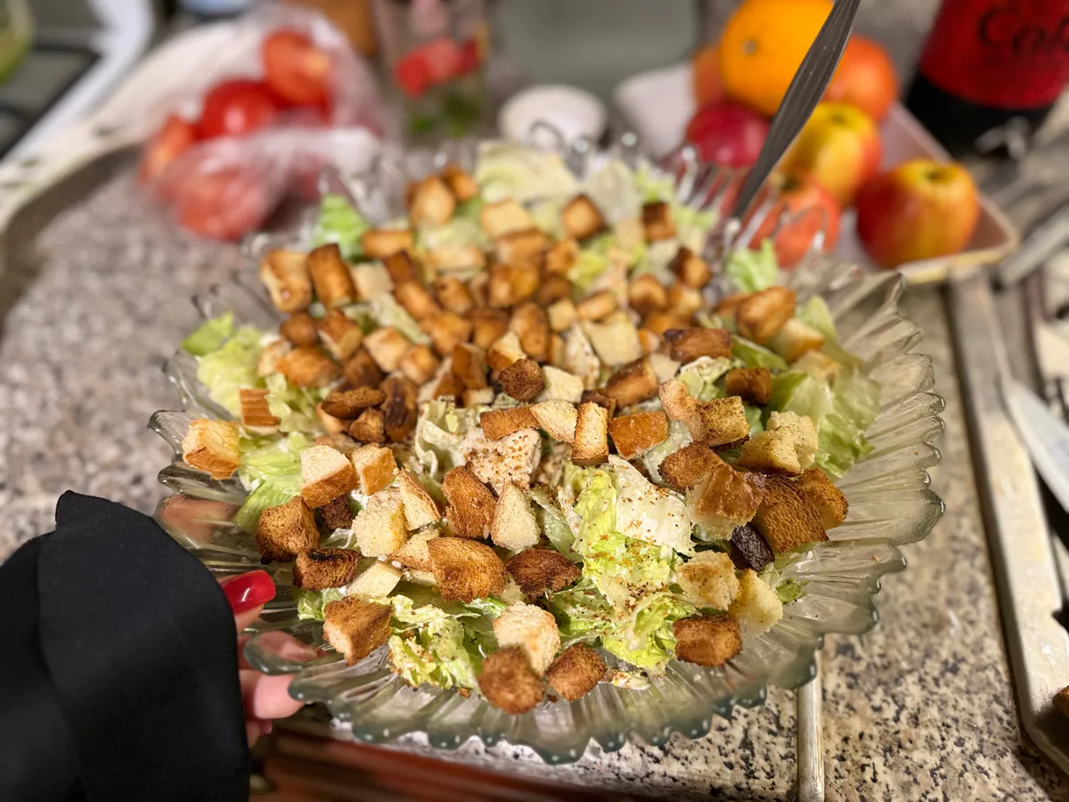 Попробовала этот салат один раз — и все, пропала: всего 3 ингредиента, а вкус такой, что теперь готовлю на каждый праздник