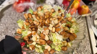 Попробовала этот салат один раз — и все, пропала: всего 3 ингредиента, а вкус такой, что теперь готовлю на каждый праздник