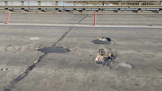 Рязанские водители пожаловались на ямы на Солотчинском мосту