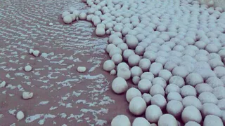 Ледяные шары на берегу океана - удивительное природное явление