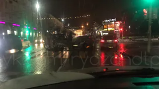 Жесткая авария: возле ТЦ "Атрон" столкнулись два автомобиля