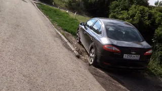 На Крупской автомобили свободно разъезжают по тротуару и паркуются в зеленой зоне. Что об этом говорят в мэрии