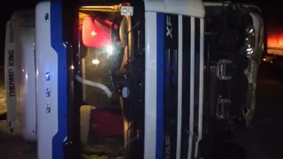 Очевидец: на трассе М5 перевернулась фура