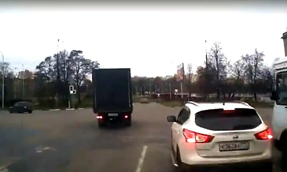 Когда назвал водителя *неуклюжим, а сам оказался гораздо хуже. Смотрите видео со звуком