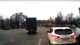 Когда назвал водителя *неуклюжим, а сам оказался гораздо хуже. Смотрите видео со звуком