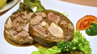 Холодец соседки удивил всех за столом, такого я не видела: прозрачный, хрустальный, вкусный - не оторвешься - делюсь рецептом