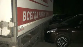 В Рязани у грузовика отцепился прицеп и протаранил несколько авто