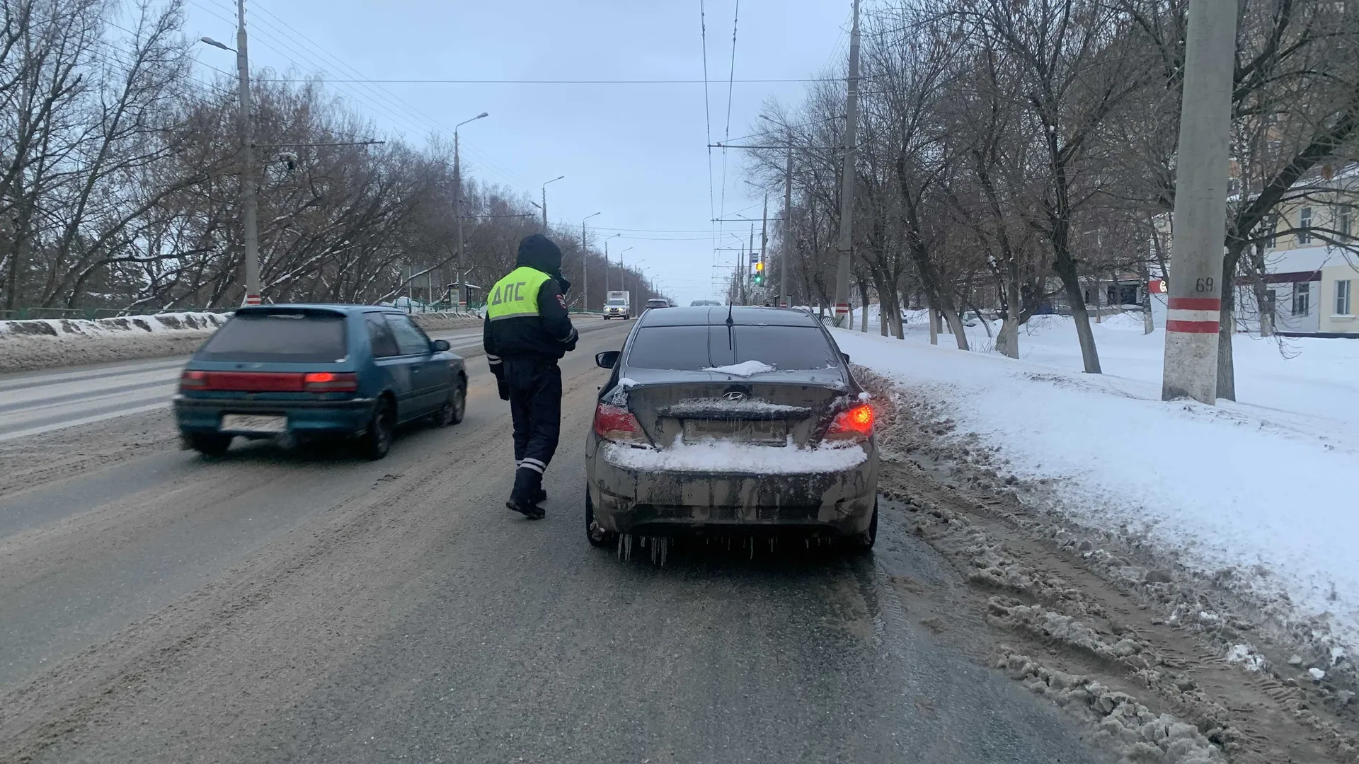 Инспектор ДПС требует открыть капот для сверки агрегатов: в чём подвох и что делать водителю