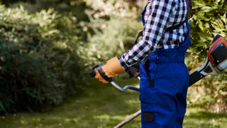 "И зачем так маяться, убери леску с триммера": сосед из села подсказал, как легко косить траву и не тратиться на дорогую леску
