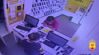 Резко схватил и убежал: в Новочебоксарске мужчина украл из магазина телефон на глазах у продавца