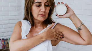 Смочите тампон 2 раза, протрите подмышки – блокирует запах пота на весь день