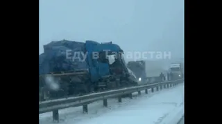 Крупная авария с фурами произошла на трассе в сторону Казани
