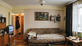 Ставить диван у стены - прошлый век: 4 современных приема для удобной гостиной