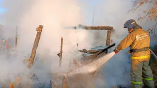 В Коми в последний летний день огонь уничтожил интинскую дачу