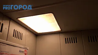 "Как людей не поубивало током?! Чудо!" - настоящий ливень в лифте рязанской многоэтожки