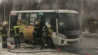 На улице Бирюзова в Рязани сгорел автобус №53