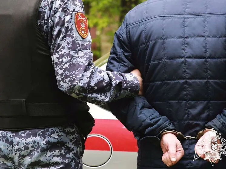 В Чебоксарах на площади Речников задержали буйного посетителя кафе, который оказал сопротивление полиции