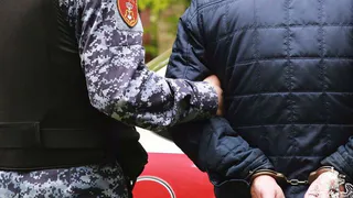 В Чебоксарах на площади Речников задержали буйного посетителя кафе, который оказал сопротивление полиции