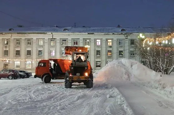 В одном из городов Коми устраняют последствия сильного снегопада