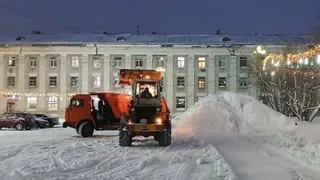В одном из городов Коми устраняют последствия сильного снегопада