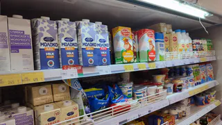 Вода с побелкой: Росконтроль назвал марки молока, которые нельзя покупать даже по акции