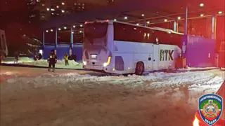 В Казани ГИБДД вызволила автобус с 42 туристами из глубокого сугроба