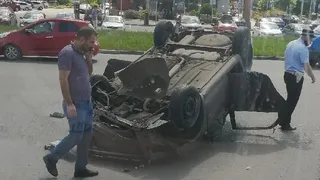 Без пострадавших: около Центрального автовокзала автомобиль перевернулся на крышу