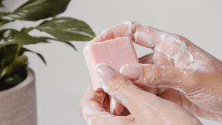 Всего лишь смешать марганцовку с мылом — и все проблемы решены: полезный совет для хозяек найден