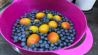 «Мы травим своих детей» - эксперты рассказали, почему эту ягоду ни в коем случае нельзя есть