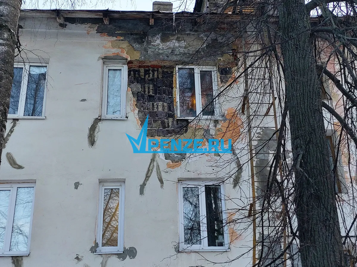 «Вода льется прямо с потолка, спасают только тазики»: на улице Суворова в жилом доме затопило квартиру пензячки