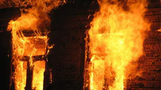 В области мать выбросила со второго этажа детей, чтобы спасти от пожара. 