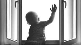 Участились случаи падения детей из окон многоэтажек