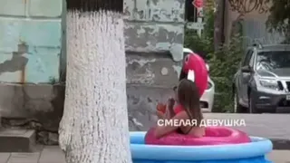 В центре Рязани девушка в купальнике устроила фотосессию в надувном бассейне