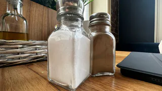 Одна химия, а не соль: в Роскачестве определили ТОП-5 марок опасной соли, которые не подойдут даже на засолку