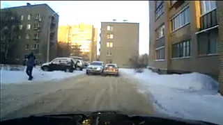 Снежная каша и наледь: в рязанском дворе произошло мелкое ДТП из-за непогоды