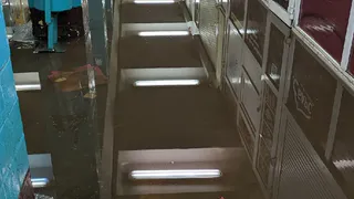 Воды по колено - поземный переход у "Барса" затоплен