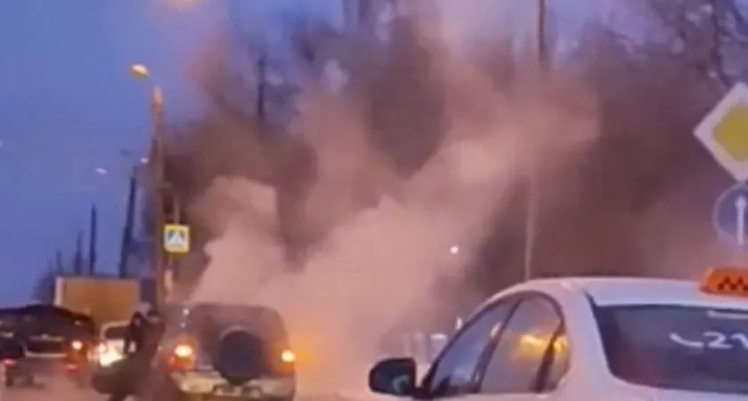 В Пензе на улице Аустрина загорелся внедорожник