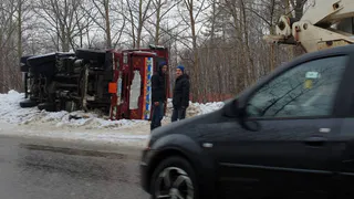 Прилег отдохнуть: возле Сысоево завалился на бок "Камаз"
